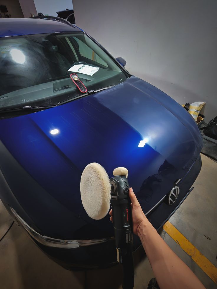 Polimento técnico automotivo em Joinville: pintura preta com brilho espelhado após correção