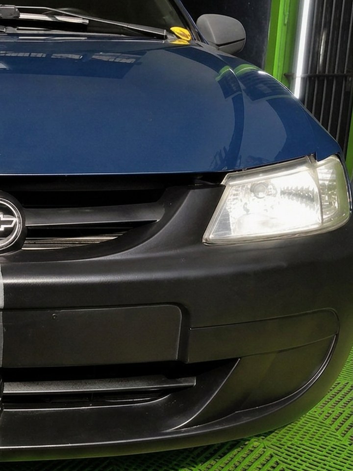 Plásticos automotivos com acabamento preto acetinado após revitalização em Joinville